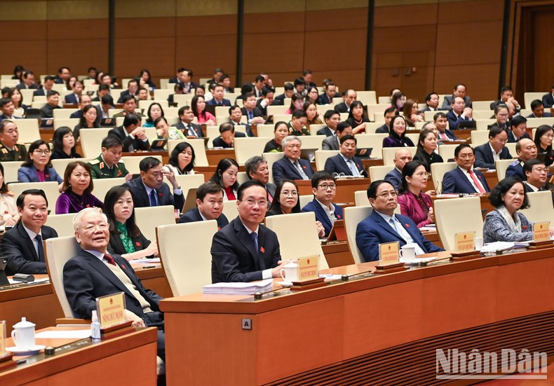 La reunión se efectúa durante dos días y medio en la Casa Parlamentaria, en Hanói.
