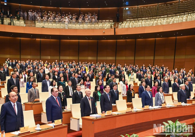 Dirigentes y exdirigentes del Partido y del Estado en el acto de saludo a bandera.