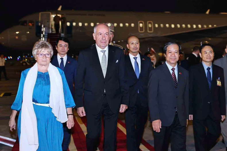 El ministro de Educación y Formación de Vietnam, Nguyen Kim Son, recibe al presidente Tamás Sulyok y su esposa en el aeropuerto internacional de Noi Bai. El ministro de Educación y Formación de Vietnam, Nguyen Kim Son, recibe al presidente Tamás Sulyok y su esposa en el aeropuerto internacional de Noi Bai.