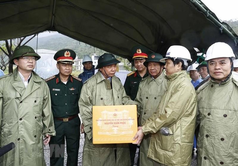 El mandatario entrega obsequios a las fuerzas realizadoras de reparación de daños.