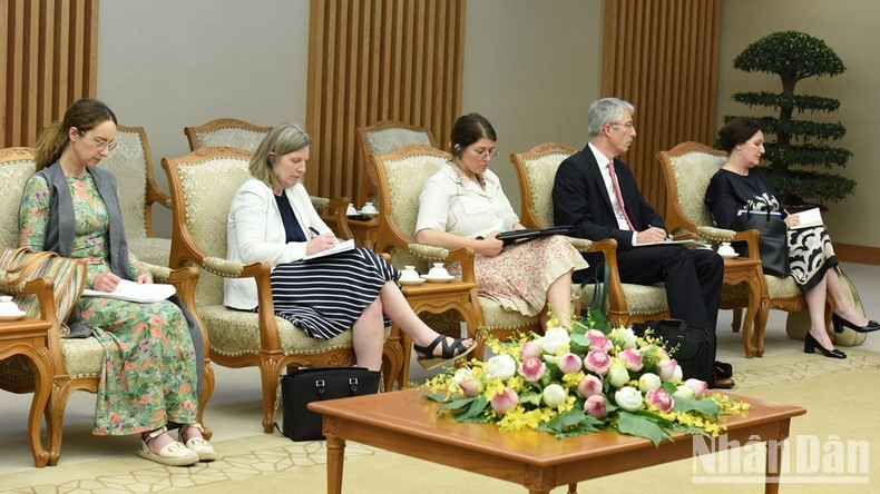 Acompañantes a la diplomática eslovena.