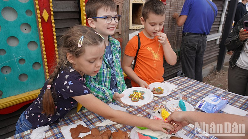 Los pequeños panaderos dan toques finales a sus productos. Los pequeños panaderos dan toques finales a sus productos.