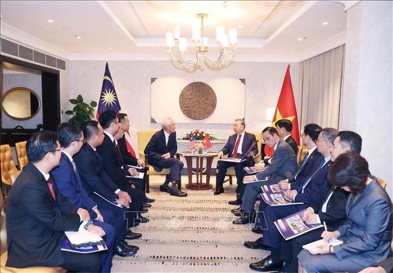 El secretario general del Partido Comunista de Vietnam, To Lam, se reúne con Dato’ Lin Yun Ling, director ejecutivo del grupo Gamuda. El secretario general del Partido Comunista de Vietnam, To Lam, se reúne con Dato’ Lin Yun Ling, director ejecutivo del grupo Gamuda.