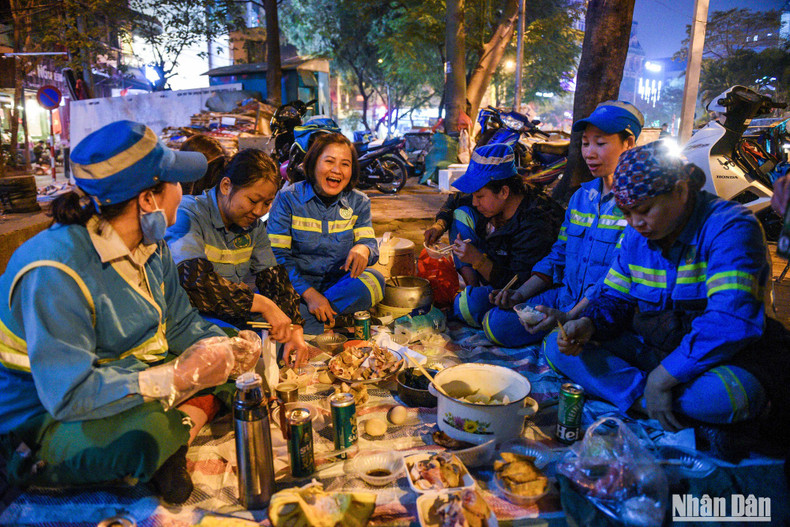 Cada vez que se aproxima la fiesta, aumenta el volumen de basura por recolectar. Pero los trabajadores de limpieza están de guardia día y noche con una actitud optimista. Para ellos, la remuneración más valiosa son las palabras de ánimo de los ciudadanos y gestos como regalar los mencionados platos. Cada vez que se aproxima la fiesta, aumenta el volumen de basura por recolectar. Pero los trabajadores de limpieza están de guardia día y noche con una actitud optimista. Para ellos, la remuneración más valiosa son las palabras de ánimo de los ciudadanos y gestos como regalar los mencionados platos.