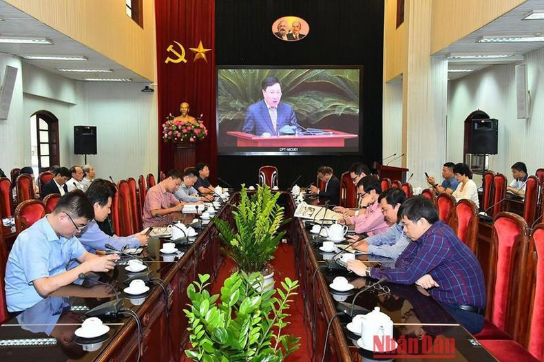 Trabajadores del periódico Nhan Dan (Pueblo) participan de manera virtual.