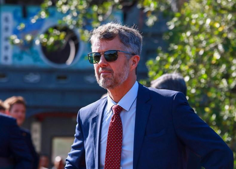 El visitante en el puente de The Huc, que conecta las orillas de Hoan Kiem con el templo.