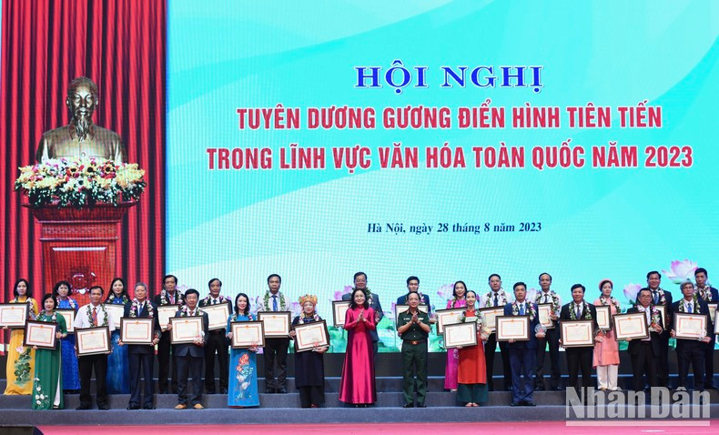 Entrega de certificados de reconocimiento a los ciudadanos merecedores.