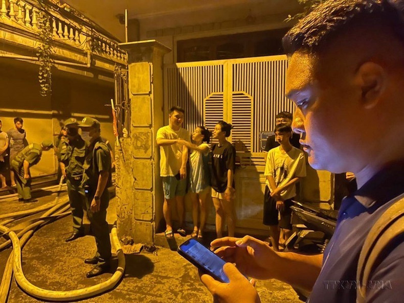 El periodista Pham Kien de la Agencia Vietnamita de Noticias trabaja en el lugar del incendio de un mini apartamento en la calle de Khuong Ha (Hanói). El periodista Pham Kien de la Agencia Vietnamita de Noticias trabaja en el lugar del incendio de un mini apartamento en la calle de Khuong Ha (Hanói).