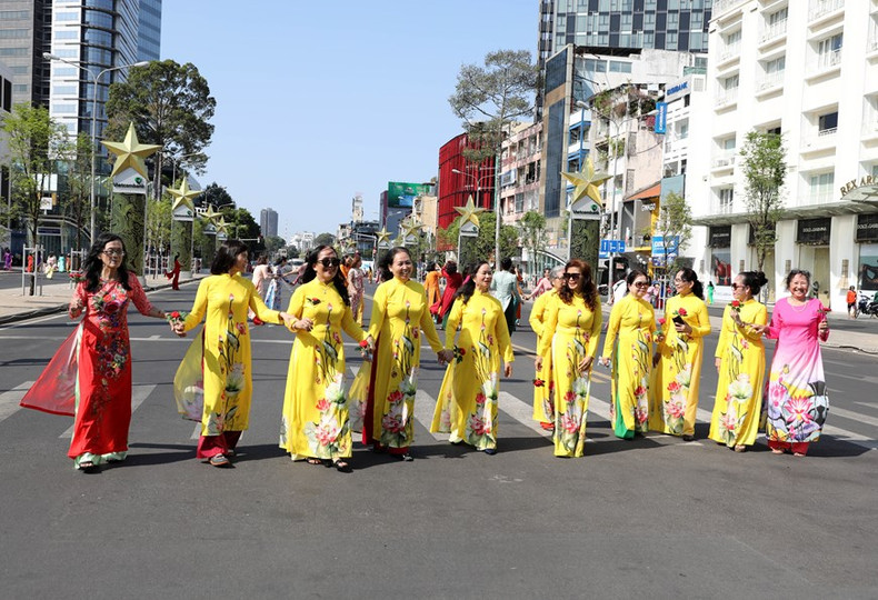 La presentación de Ao dai con el tema "Me encanta el Ao dai vietnamita". (Fotografía: Revista Vietnam)