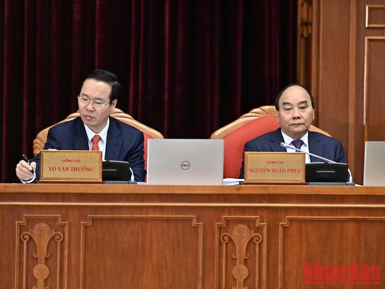 El presidente del país, Nguyen Xuan Phuc (derecha), y Vo Van Thuong, integrante del Buró Político y miembro permanente del Secretariado del Comité Central del PCV. El presidente del país, Nguyen Xuan Phuc (derecha), y Vo Van Thuong, integrante del Buró Político y miembro permanente del Secretariado del Comité Central del PCV.