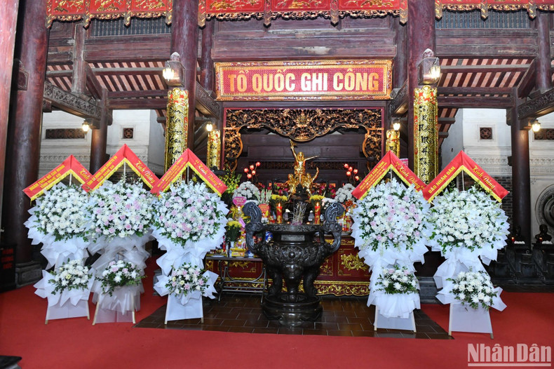 En el recinto de la Casa conmemorativa dedicada a los combatientes fallecidos en la ruta de Truong Bon. En el recinto de la Casa conmemorativa dedicada a los combatientes fallecidos en la ruta de Truong Bon.