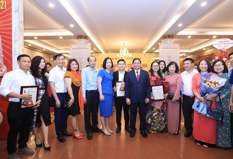 El primer ministro Pham Minh Chinh se tomó fotos con líderes y reporteros de la Agencia Vietnamita de Noticias galardonados en el XVI Premio Nacional de Periodismo.