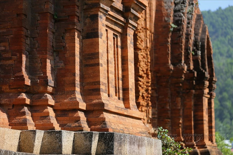 La técnica de colocar ladrillos cocidos firmemente entre sí con un adhesivo único sólo se encuentra entre el pueblo Cham.
