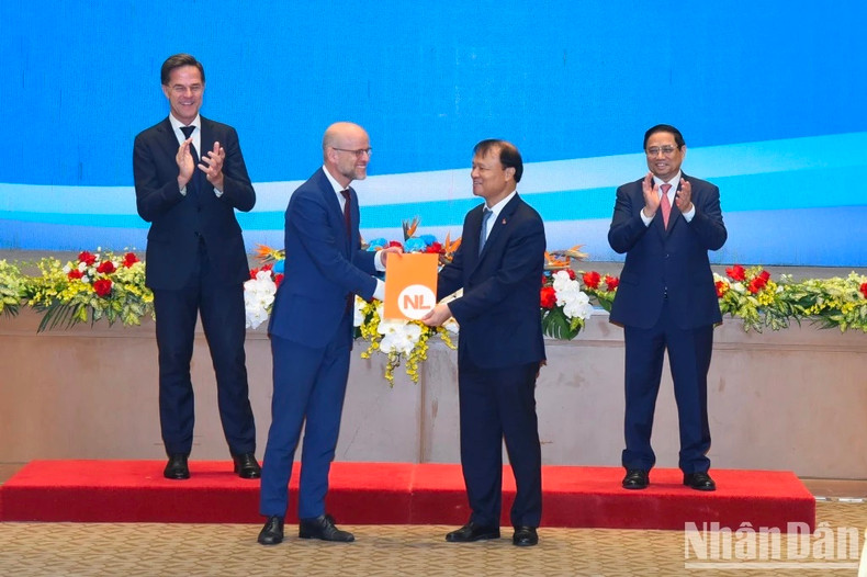 Otorgamiento de la Decisión de Suministro de Ayuda no reembolsable de los Países Bajos para el Programa de impulso a las exportaciones al mercado de la UE a través de una plataforma de comercio electrónico destinada a las empresas operadas por mujeres en Vietnam. Otorgamiento de la Decisión de Suministro de Ayuda no reembolsable de los Países Bajos para el Programa de impulso a las exportaciones al mercado de la UE a través de una plataforma de comercio electrónico destinada a las empresas operadas por mujeres en Vietnam.