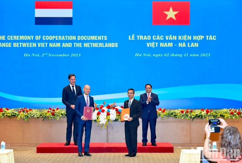 Intercambio de un acuerdo entre la Administración General de Aduanas de Vietnam y la Autoridad Aduanera de Países Bajos sobre cooperación y apoyo administrativo mutuo en este ámbito. Intercambio de un acuerdo entre la Administración General de Aduanas de Vietnam y la Autoridad Aduanera de Países Bajos sobre cooperación y apoyo administrativo mutuo en este ámbito.