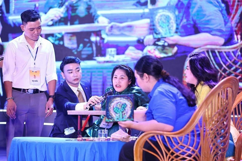 Nguyen Thuy Chi, quien sufre discapacidad motora grave, es cofundadora y subdirectora de la empresa Green Touch, una unidad con casi 20 artesanos y artistas discapacitados, participa en el programa “Brilla la voluntad vietnamita” (7 de octubre de 2024). Nguyen Thuy Chi, quien sufre discapacidad motora grave, es cofundadora y subdirectora de la empresa Green Touch, una unidad con casi 20 artesanos y artistas discapacitados, participa en el programa “Brilla la voluntad vietnamita” (7 de octubre de 2024).