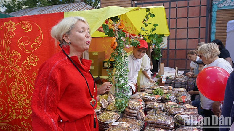 Los mejores panaderos artesanos y familias renombradas en esta rama culinaria de toda Rusia traen a la cita sus exquisitos productos. Presentan también a los compradores características, tradiciones y costumbres vinculadas con el consumo de dicho pan. Los mejores panaderos artesanos y familias renombradas en esta rama culinaria de toda Rusia traen a la cita sus exquisitos productos. Presentan también a los compradores características, tradiciones y costumbres vinculadas con el consumo de dicho pan.