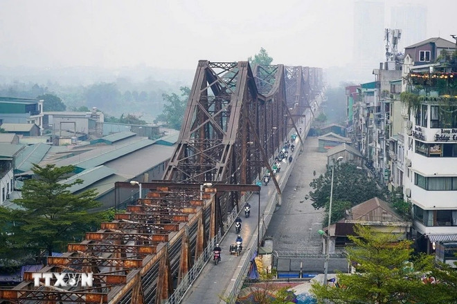 El puente de Long Bien está diseñado con un estilo arquitectónico francés y conecta las dos orillas del Río Rojo. Con una longitud total de dos mil 290 metros y 896 metros de puente de acceso, 19 tramos de vigas de acero y 20 pilares de sólida elevación, el puente de Long Bien es una de las obras más impresionantes de Hanói. El puente de Long Bien está diseñado con un estilo arquitectónico francés y conecta las dos orillas del Río Rojo. Con una longitud total de dos mil 290 metros y 896 metros de puente de acceso, 19 tramos de vigas de acero y 20 pilares de sólida elevación, el puente de Long Bien es una de las obras más impresionantes de Hanói.