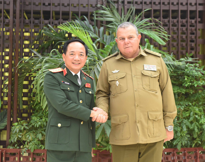 El General de División Víctor Leonardo Rojo Ramos, jefe de la Dirección Política del Ministerio de las Fuerzas Armadas Revolucionarias de Cuba, y el coronel general Trinh Van Quyet, jefe de la Dirección General de Política del Ejército Popular de Vietnam. (Fotografía: VNA) El General de División Víctor Leonardo Rojo Ramos, jefe de la Dirección Política del Ministerio de las Fuerzas Armadas Revolucionarias de Cuba, y el coronel general Trinh Van Quyet, jefe de la Dirección General de Política del Ejército Popular de Vietnam. (Fotografía: VNA)