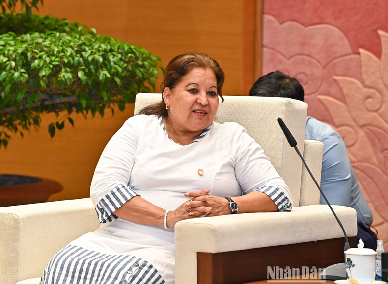 La visitante da sus palabras.