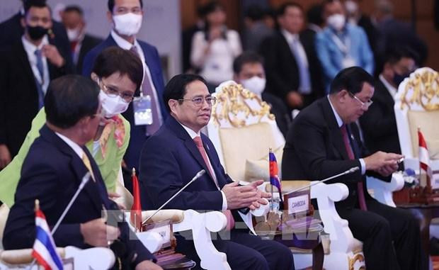 El primer ministro Pham Minh Chinh y los líderes de la Asean con el Consejo Asesor Empresarial de la Asean (ABAC). (Fotografía: VNA) El primer ministro Pham Minh Chinh y los líderes de la Asean con el Consejo Asesor Empresarial de la Asean (ABAC). (Fotografía: VNA)