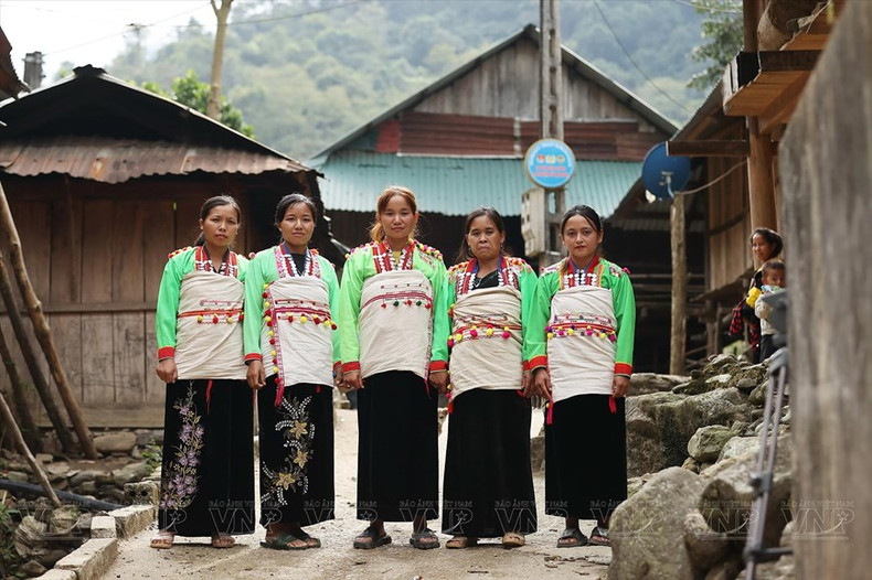 Mujeres de la minoría étnica Mang de la aldea de Nam Xe, comuna de Vang San, distrito de Muong Te, provincia vietnamita de Lai Chau, se lucen en trajes tradicionales. Mujeres de la minoría étnica Mang de la aldea de Nam Xe, comuna de Vang San, distrito de Muong Te, provincia vietnamita de Lai Chau, se lucen en trajes tradicionales.