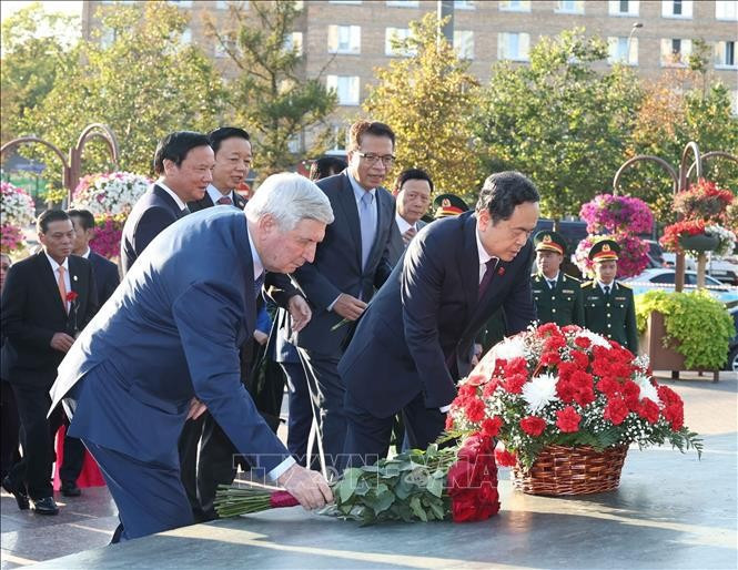 El presidente de la Asamblea Nacional de Vietnam, Tran Thanh Man, coloca una ofrenda floral en el monumento al Presidente Ho Chi Minh en Moscú. (Fotografía: VNA) El presidente de la Asamblea Nacional de Vietnam, Tran Thanh Man, coloca una ofrenda floral en el monumento al Presidente Ho Chi Minh en Moscú. (Fotografía: VNA)