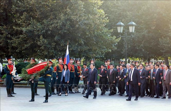 El presidente de la Asamblea Nacional de Vietnam, Tran Thanh Man, coloca una ofrenda floral en el Monumento al Soldado Desconocido. (Fotografía: VNA) El presidente de la Asamblea Nacional de Vietnam, Tran Thanh Man, coloca una ofrenda floral en el Monumento al Soldado Desconocido. (Fotografía: VNA)
