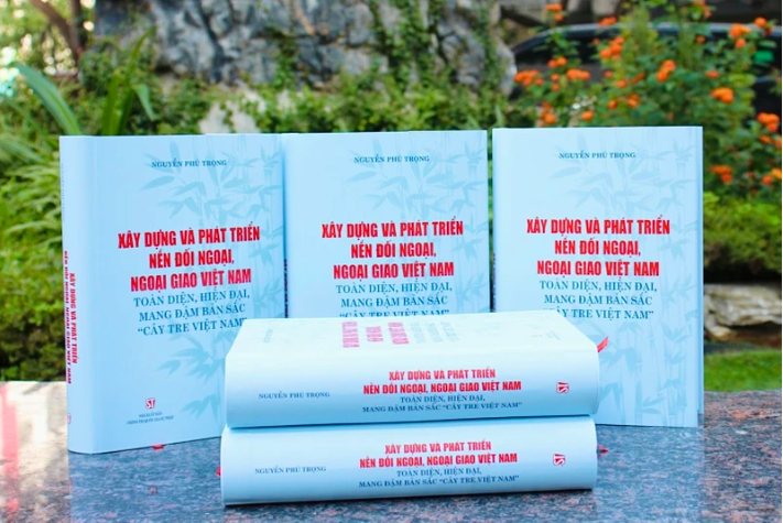 El libro “Construcción y desarrollo de la diplomacia vietnamita integral, moderna y imbuida de la identidad del 'bambú de Vietnam'”. (Fotografía: Nhan Dan) El libro “Construcción y desarrollo de la diplomacia vietnamita integral, moderna y imbuida de la identidad del 'bambú de Vietnam'”. (Fotografía: Nhan Dan)