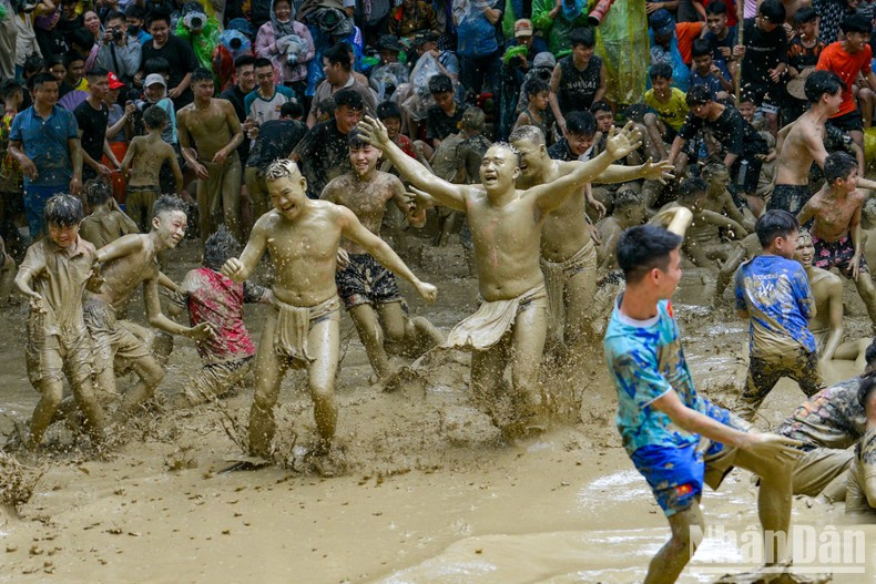 Al terminar la lid, los espectadores festejan con los dos equipos. Al terminar la lid, los espectadores festejan con los dos equipos.
