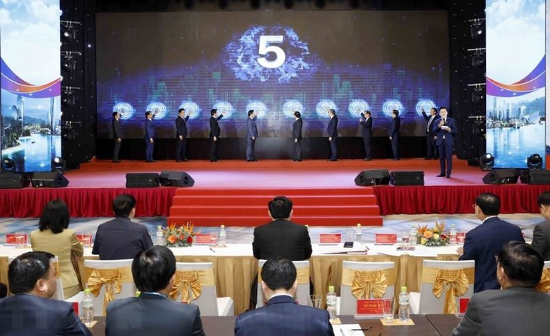 Hong Ha y otros delegados realizan el ritual protocolario para anunciar la decisión del Primer Ministro sobre el tema. Hong Ha y otros delegados realizan el ritual protocolario para anunciar la decisión del Primer Ministro sobre el tema.