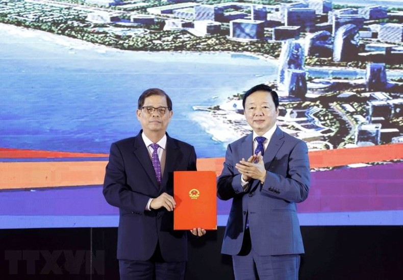El subjefe de Gobierno entrega la decisión al presidente del Comité Popular de la provincia, Nguyen Tan Tuan. El subjefe de Gobierno entrega la decisión al presidente del Comité Popular de la provincia, Nguyen Tan Tuan.