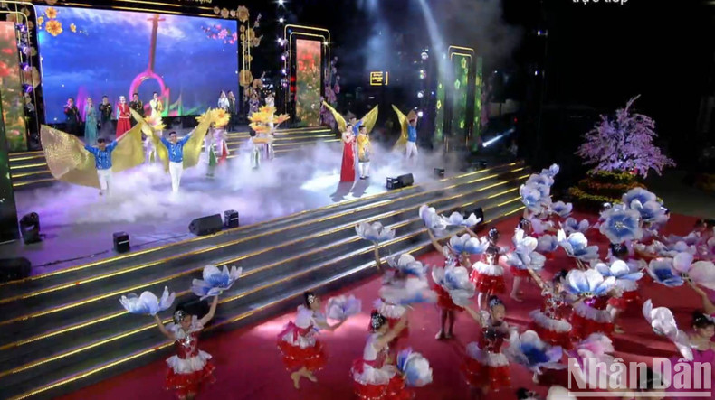 Un programa artístico se llevó a cabo en el parque local de Luu Huu Phuoc con actuaciones que alaban al país, al Partido y al Presidente Ho Chi Minh. Un programa artístico se llevó a cabo en el parque local de Luu Huu Phuoc con actuaciones que alaban al país, al Partido y al Presidente Ho Chi Minh.