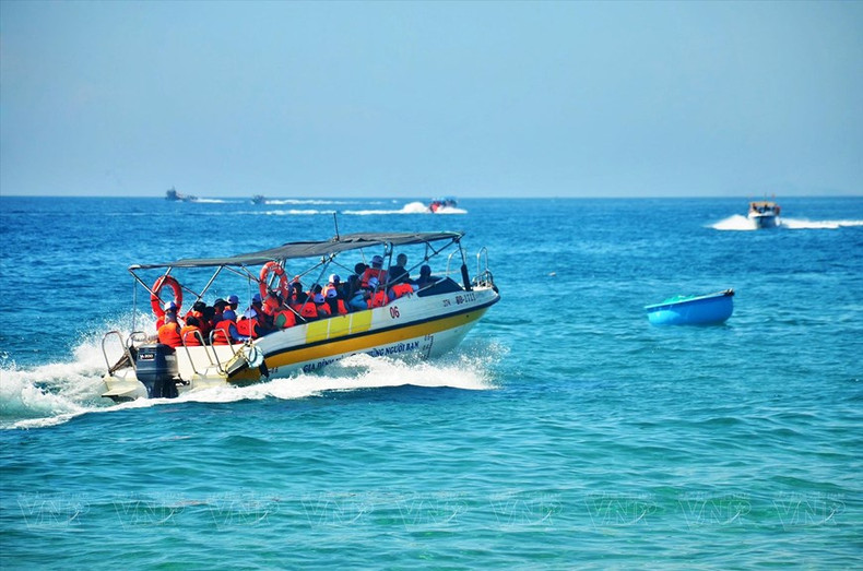 Visitantes a la isla de Ky Co en canoa. Visitantes a la isla de Ky Co en canoa.