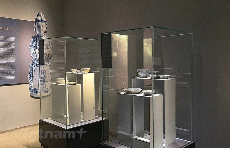 El 30 de enero de 2023, el vice primer ministro Tran Hong Ha decidió reconocer a un juego de tazones y platos con viñetas con color verde azulado que se usaban a principios de la dinastía Le como Tesoro Nacional. La colección consta de siete piezas con dos tazones y cinco platos, que alguna vez fueron las pertenencias del rey y sus familiares en la ciudadela de Thang Long.