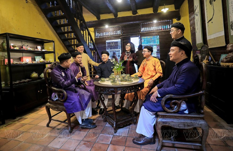 Muchos programas que recrean el Año Nuevo Lunar vietnamita (Tet) se realizan en el casco antiguo de Hanói. Muchos programas que recrean el Año Nuevo Lunar vietnamita (Tet) se realizan en el casco antiguo de Hanói.