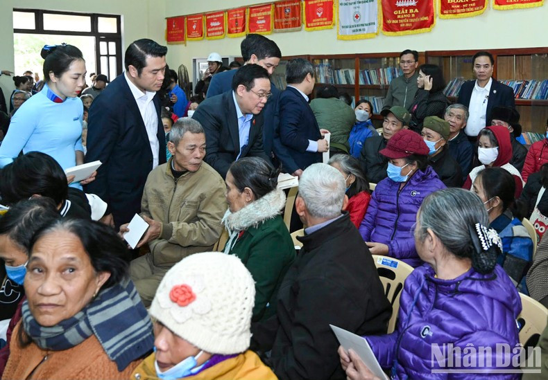 El máximo legislador del país saluda a cada compatriota en la reunión. El máximo legislador del país saluda a cada compatriota en la reunión.