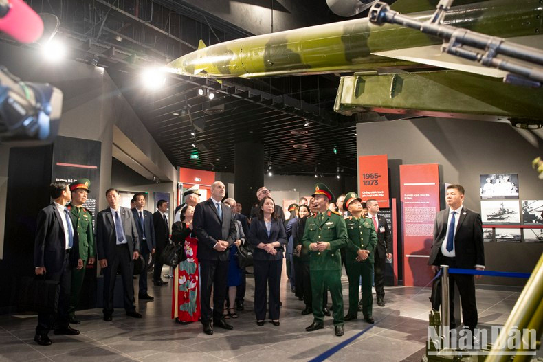 El recinto no solo sirve como una galería de exposición, sino también ofrece a los visitantes un panorama de la lucha heroica del Ejército Popular de Vietnam.