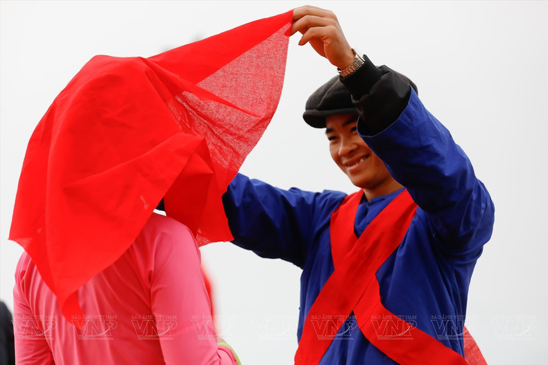 El novio abrirá el velo de la novia cuando lleguen a su casa. A partir de este momento, la joven se convertirá en un miembro oficial de la familia.