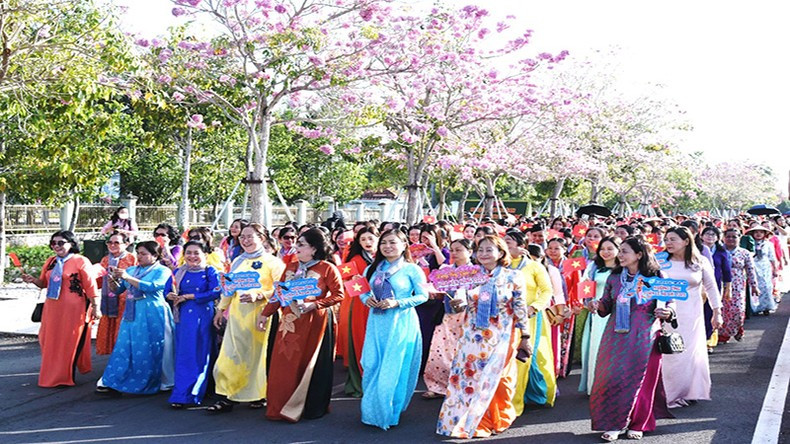 Más de 600 funcionarias en Chau Thanh desfilan ataviadas con la túnica tradicional “ao dai” en respuesta a la semana. Más de 600 funcionarias en Chau Thanh desfilan ataviadas con la túnica tradicional “ao dai” en respuesta a la semana.