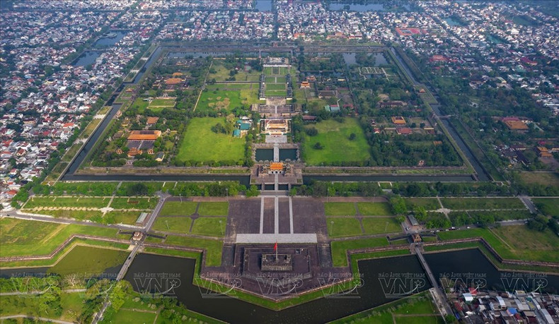 Vista panorámica de la ciudadela de Hue perteneciente al Complejo de Monumentos de Hue, reconocido por la Unesco como Patrimonio Cultural de la Humanidad en 1993. Vista panorámica de la ciudadela de Hue perteneciente al Complejo de Monumentos de Hue, reconocido por la Unesco como Patrimonio Cultural de la Humanidad en 1993.