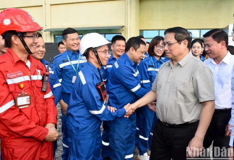 El dirigente anima a los trabajadores de la refinería.