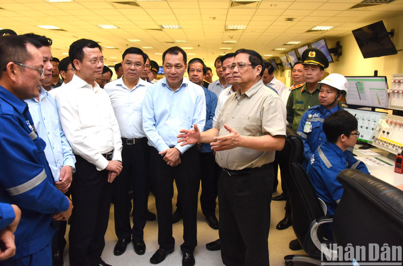 El premier inspecciona la operación de la refinería.