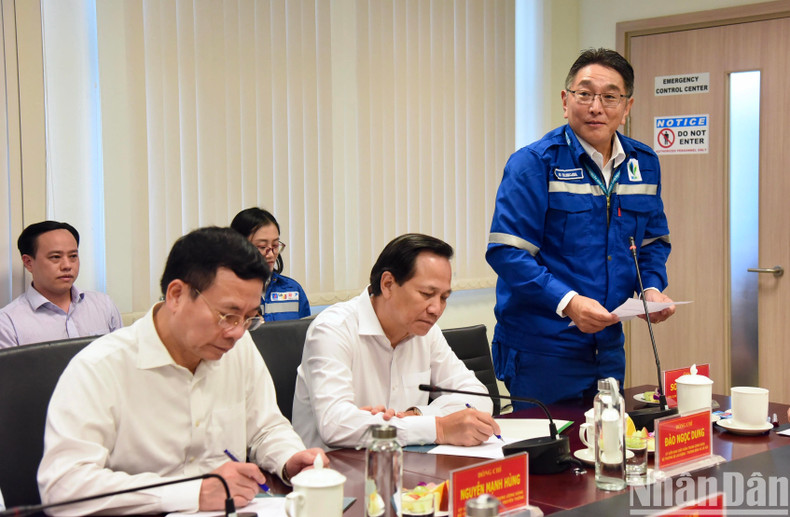 En una reunión con los ejecutivos del establecimiento.