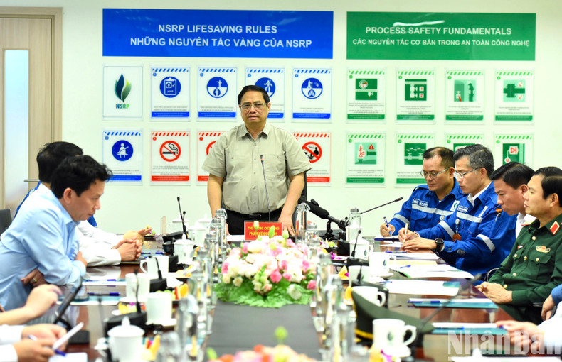 Escena de la sesión de trabajo entre Minh Chinh y representantes del complejo.