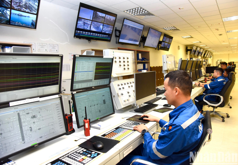 En la sala de control del establecimiento.