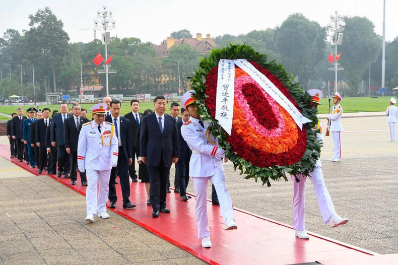 El máximo dirigente de China, al frente de una delegación de alto nivel, visita el Mausoleo dedicado al Presidente Ho Chi Minh. El máximo dirigente de China, al frente de una delegación de alto nivel, visita el Mausoleo dedicado al Presidente Ho Chi Minh.