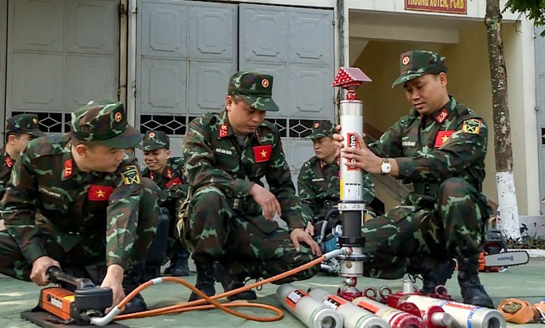 Los equipos se revisan antes de ser sellados y traslados al lugar de destino.