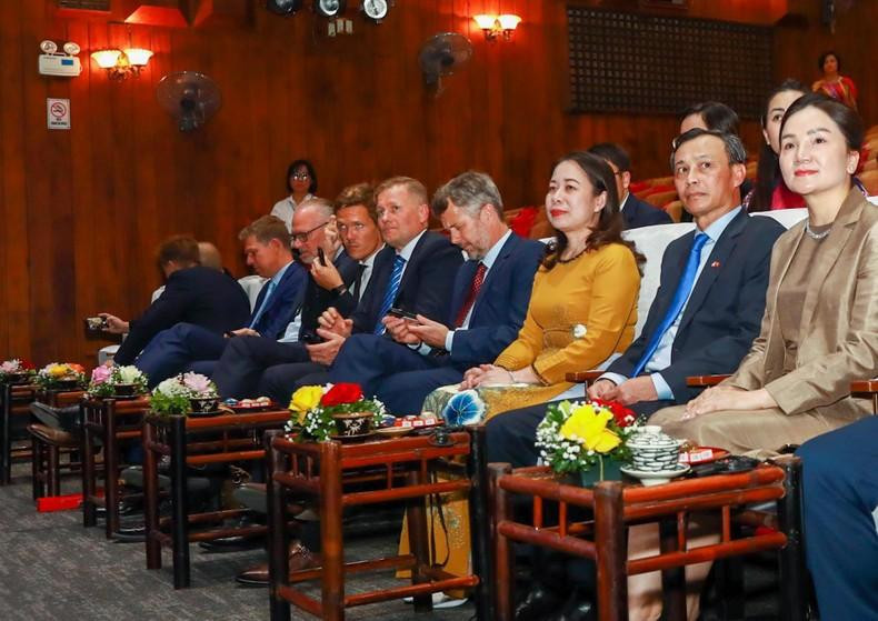 Ampas partes disfrutan de un espectáculo de marionetas acuáticas.