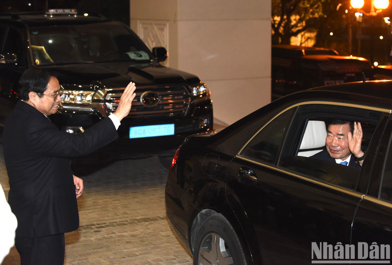 El premier vietnamita se despide del dirigente surcoreano. El premier vietnamita se despide del dirigente surcoreano.